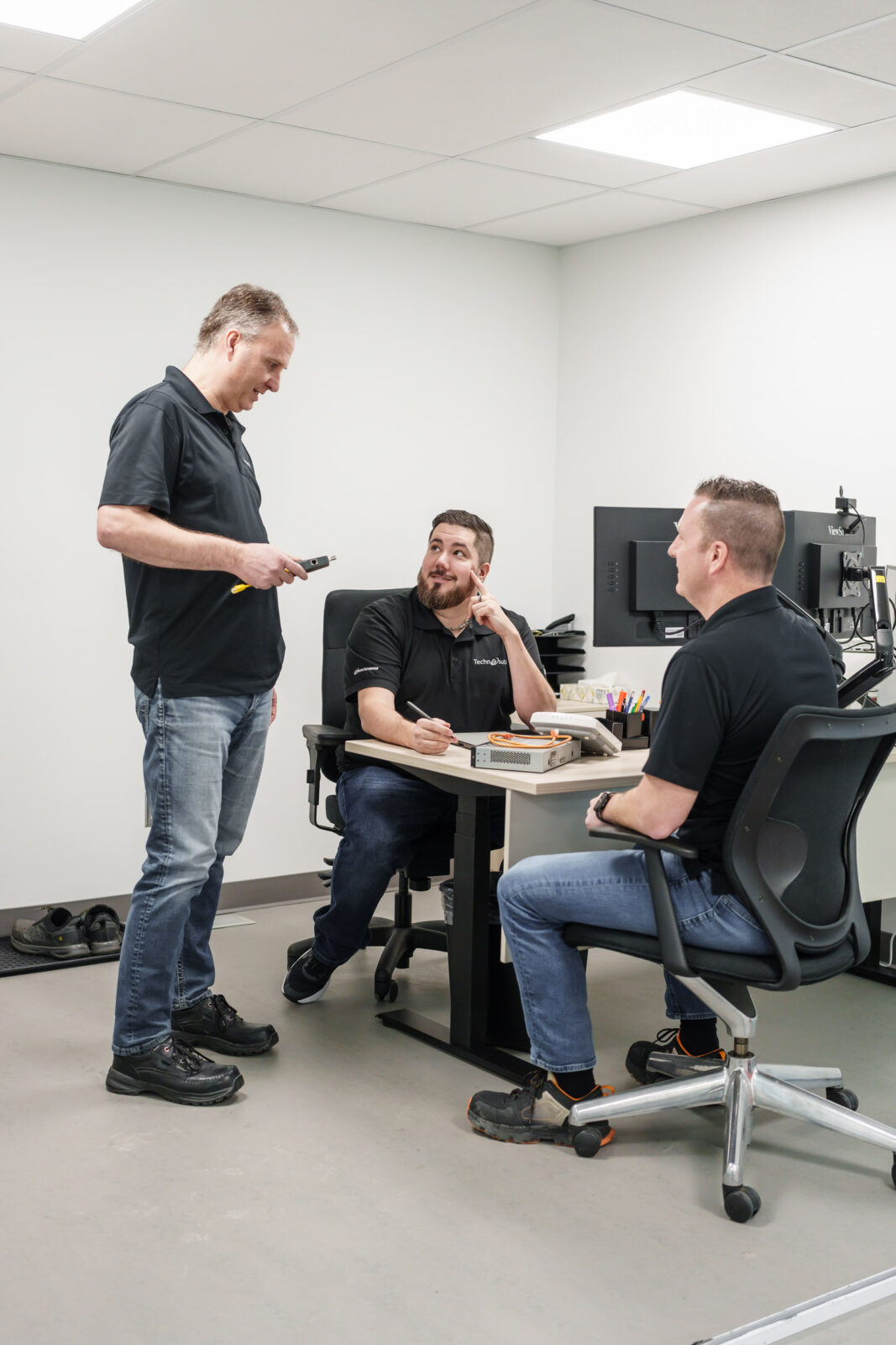 Un technicien en informatique prêt d'un panneau de raccordement